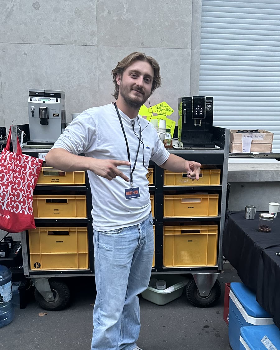 Jean Humbert sur un tournage, devant sa table de régie